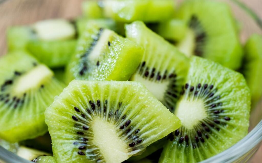 50 की उम्र के बाद भी जवान दिखना है तो ये 5 फल आपके Beauty सीक्रेट बन सकते हैं 29 Kiwi