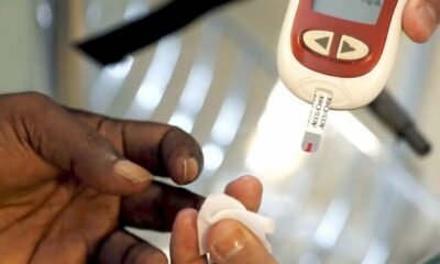 181211-diabetic-prick-reader-ew-133p