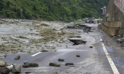 भूस्खलन से जाम सड़क, फंसे वाहन और बारिश में भीगते स्थानीय लोग — हिमाचल में आफत की बारिश से हालात बिगड़े