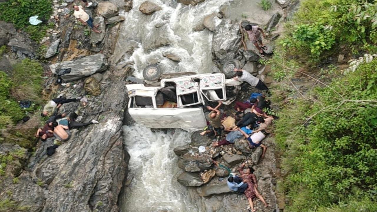 7 लाशें, 150 फीट गहरी खाई और एक टूटता परिवार: पिथौरागढ़ में दर्दनाक हादसा, दो बहनों समेत आठ की मौत 27 Pithoragarh Max Accident: 8 Dead Including Two Sisters | Dainik Diary Report