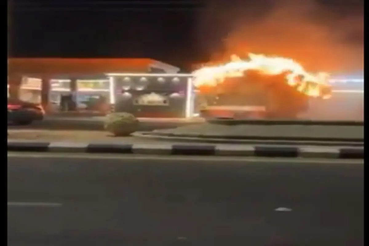 सऊदी युवक ने जलती ट्रक को पेट्रोल पंप से हटाकर बचाई कई जानें