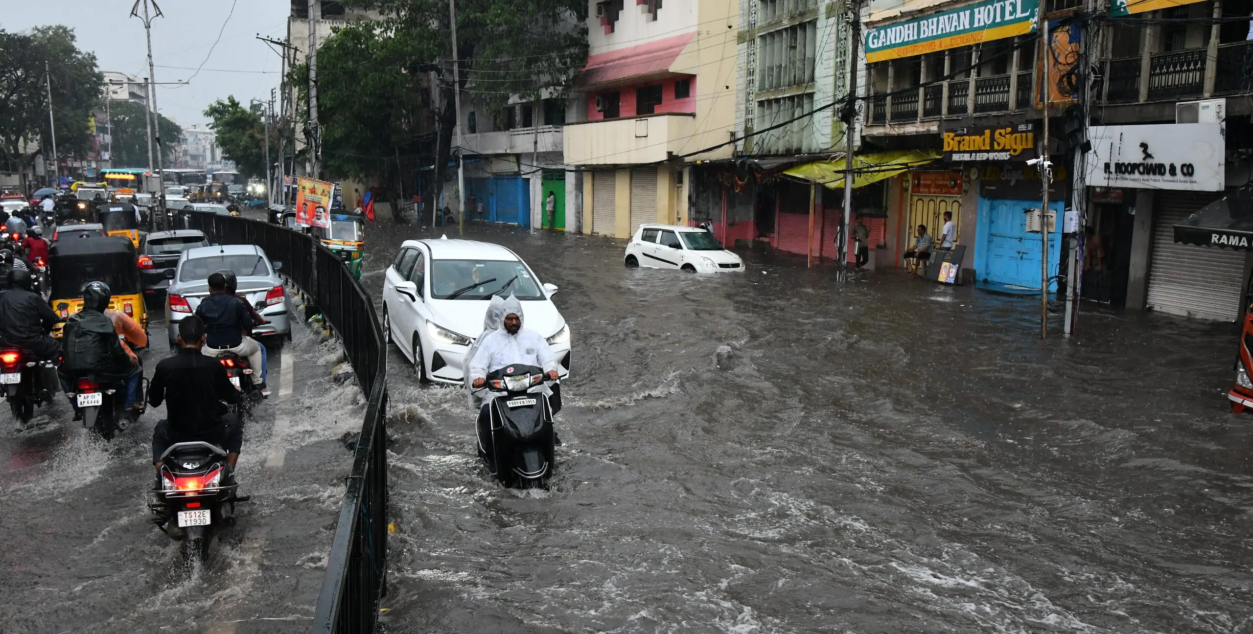 उत्तर प्रदेश में भारी बारिश, 20 से ज्यादा जिलों में स्कूल बंद – पूरी रिपोर्ट