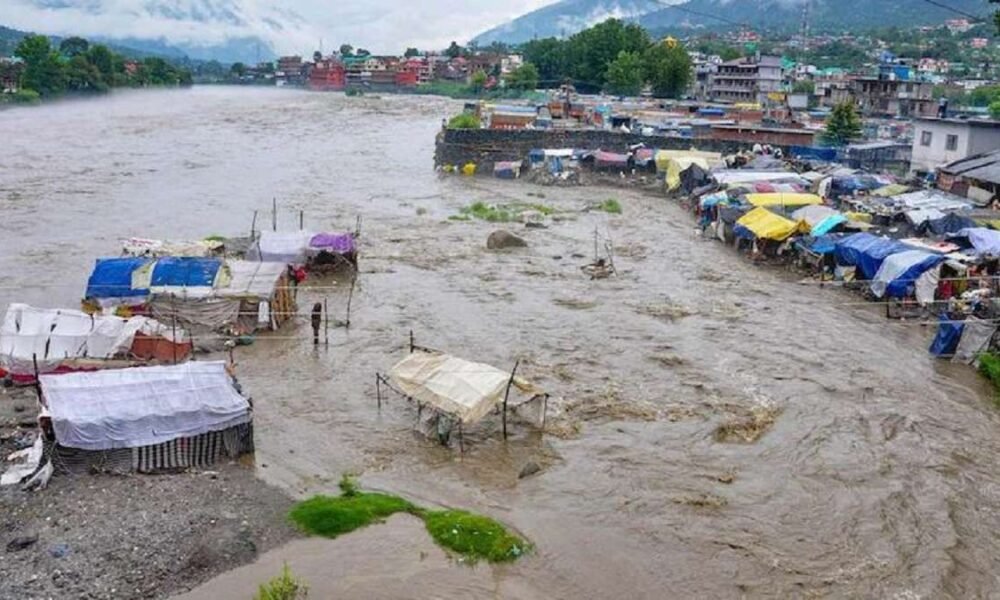 उत्तरकाशी के धाराली में बादल फटा, दर्जनों लापता, मंदिर क्षतिग्रस्त