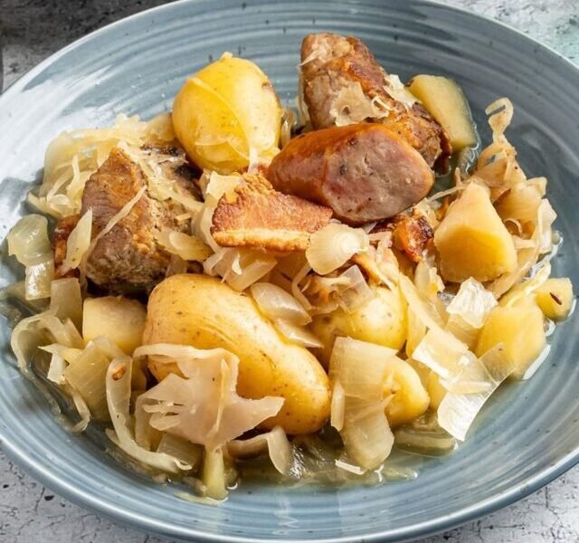 Slow-Cooker-Pork-and-Sauerkraut_EXPS_TOHD24_113809_KristinaVanni_7