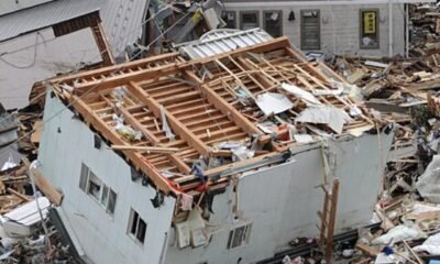 US_Navy_110315-N-2653B-107_An_upended_house_is_among_debris_in_Ofunato,_Japan,_following_a_9.0_magnitude_earthquake_and_subsequent_tsunami