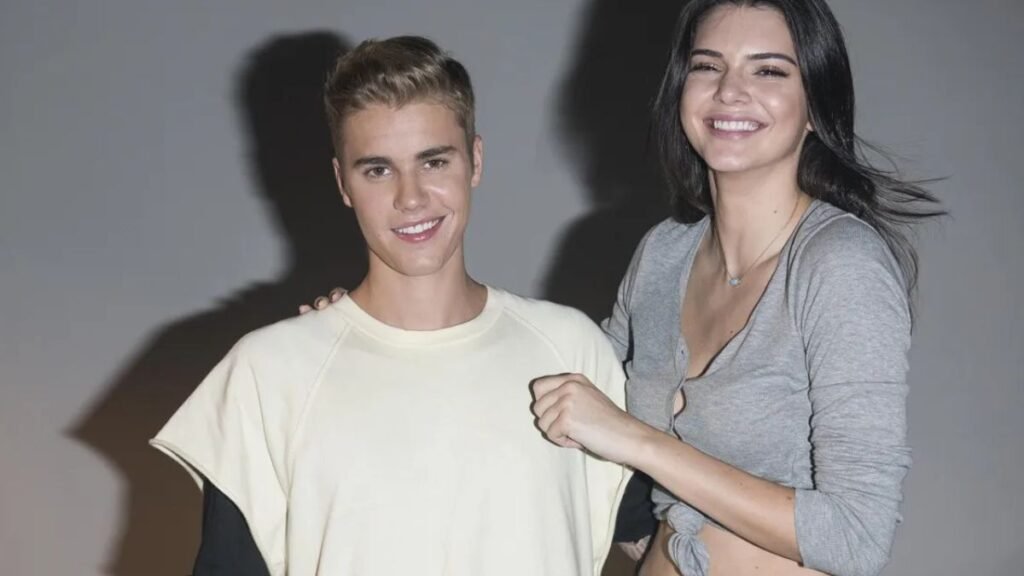 "Hailey का पति और मेरी गर्लफ्रेंड" – Kendall Jenner से बात करते दिखे Justin Bieber, फैंस बोले “उस दीवार पर बैठा मच्छर बनना है…” 29 Justin Bieber और Kendall Jenner की वायरल तस्वीर पर Hailey का मज़ेदार कमेंट, फैंस बोले “उस दीवार पर बैठना है...”
