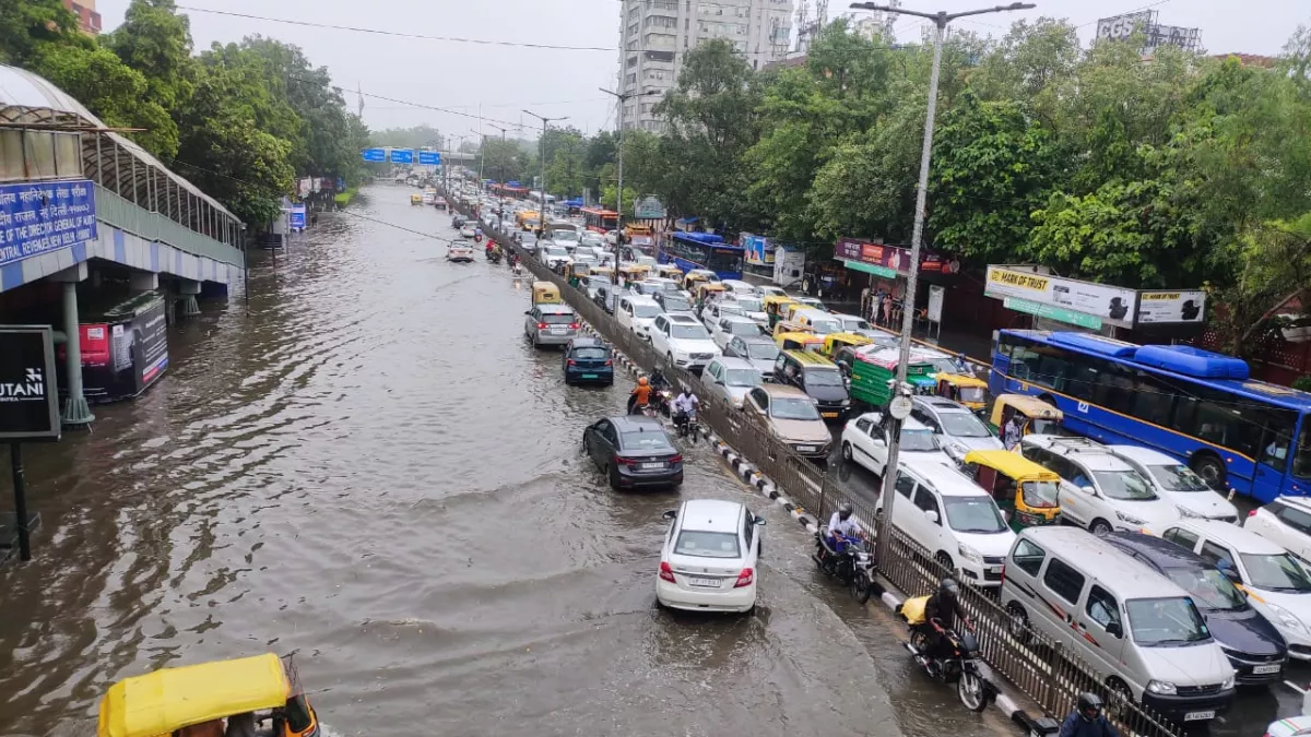 दिल्ली एनसीआर में बारिश से मौसम सुहाना सड़कों पर जलभराव और जाम से बढ़ी परेशानी
