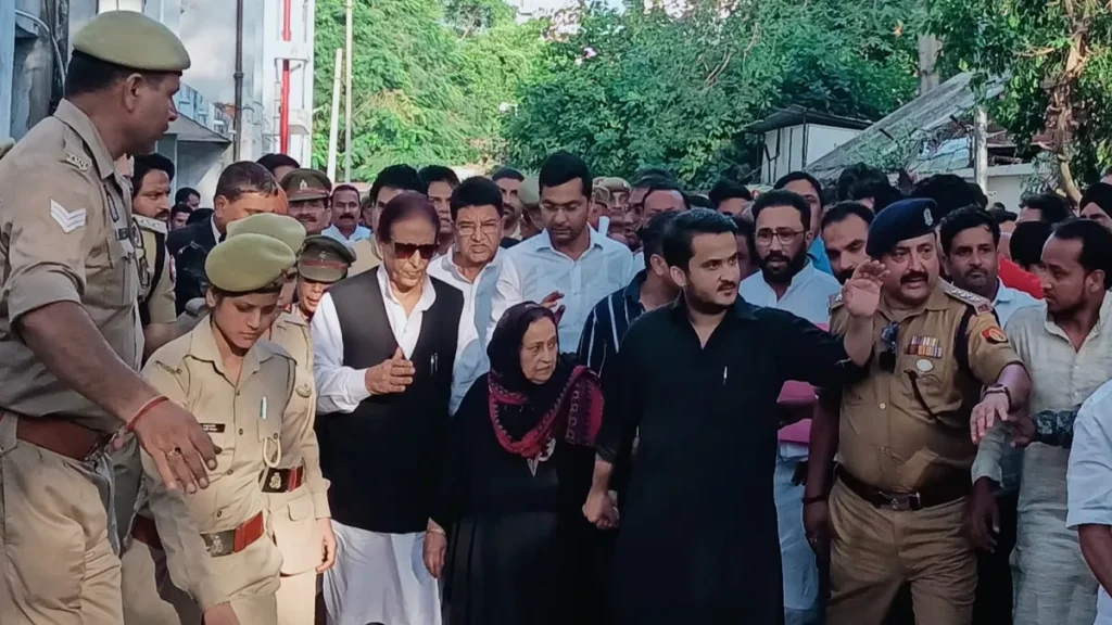 रामपुर में आज़म खां की वापसी जौहर यूनिवर्सिटी पहुंचे समर्थकों का उमड़ा सैलाब 30 रामपुर में आज़म खां की वापसी जौहर यूनिवर्सिटी में छात्रों से मुलाकात और नई रणनीति