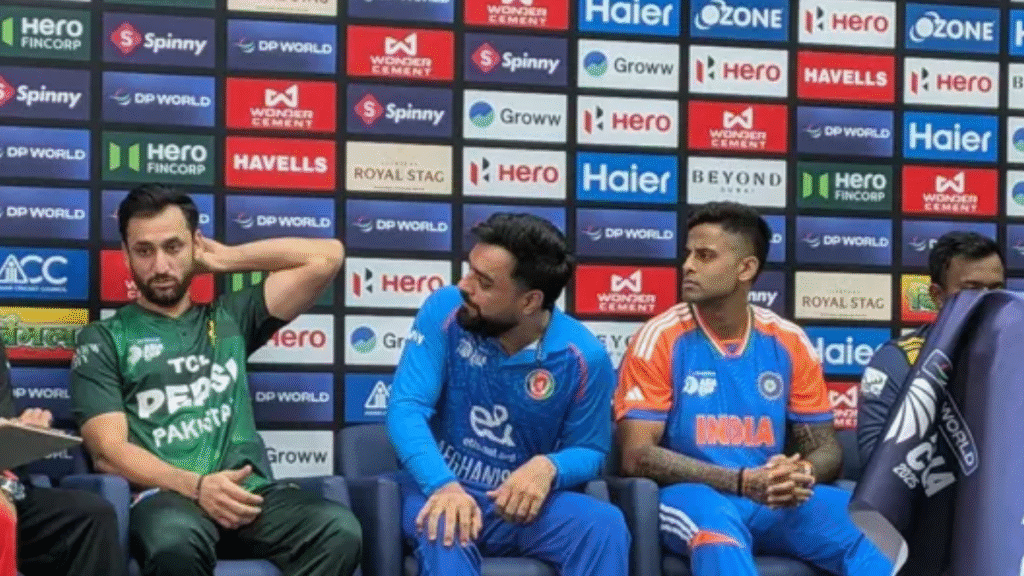 Asia Cup 2025 India vs Pakistan मैच से पहले छाया सियासी तनाव खेल या राजनीति पर बंटे फैंस 30 Asia Cup 2025 India vs Pakistan मैच से पहले सियासी तनाव खेल या राजनीति पर बंटे फैन्स