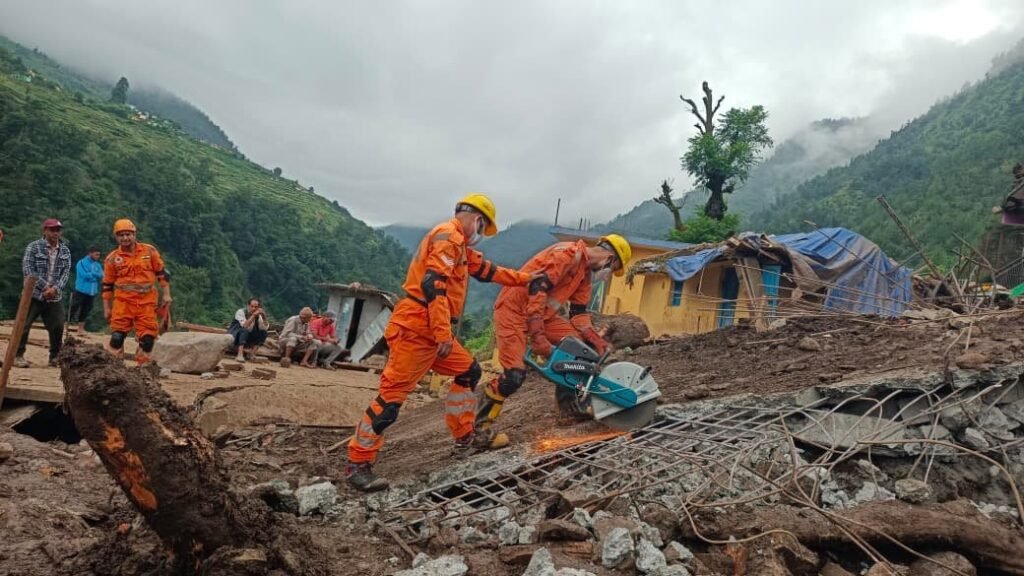 उत्तराखंड नंदा नगर में बादल फटा भारी तबाही और बचाव कार्य जारी
