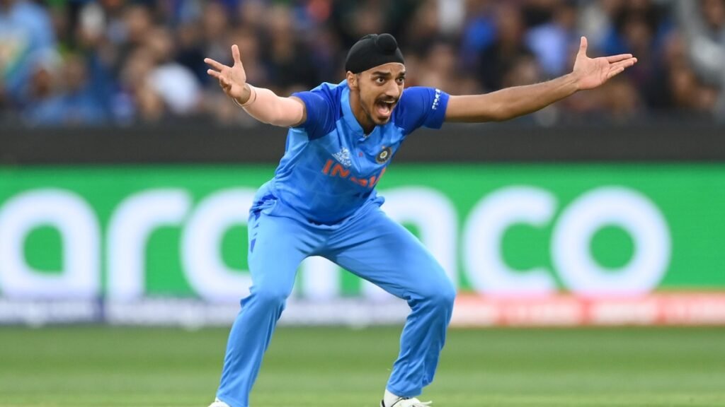 अर्शदीप सिंह का कमाल: पहले भारतीय गेंदबाज़ बने जिन्होंने पूरे किए 100 T20I विकेट 29 arshdeep singh 1754798941
