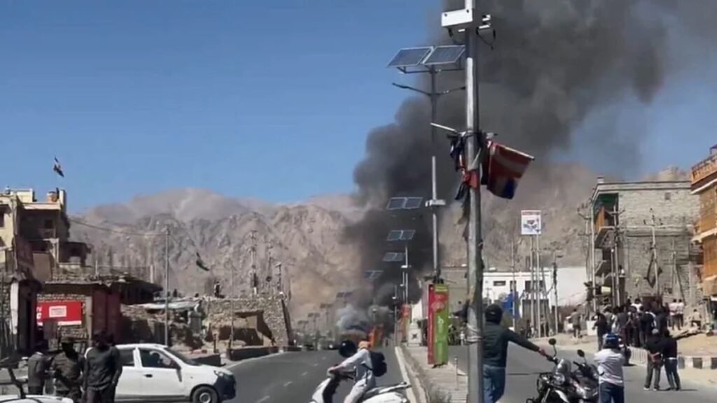 लद्दाख में भड़के युवाओं के प्रदर्शन जानिए क्यों उबल रहा है गुस्सा और क्या हैं उनकी चार बड़ी मांगें 29 लद्दाख युवा आंदोलन – चार बड़ी मांगों को लेकर क्यों बढ़ रहा है असंतोष