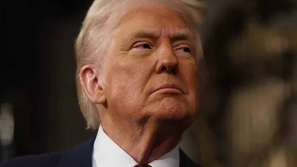 अमेरिका सरकार बंद होने के कगार पर ट्रम्प टीम और डेमोक्रेट्स में टकराव तेज़ 29 अमेरिकी सरकारी शटडाउन 2025 स्वास्थ्य सेवाओं और खर्च को लेकर ट्रम्प और डेमोक्रेट्स के टकराव के बीच मंडरा रहा है