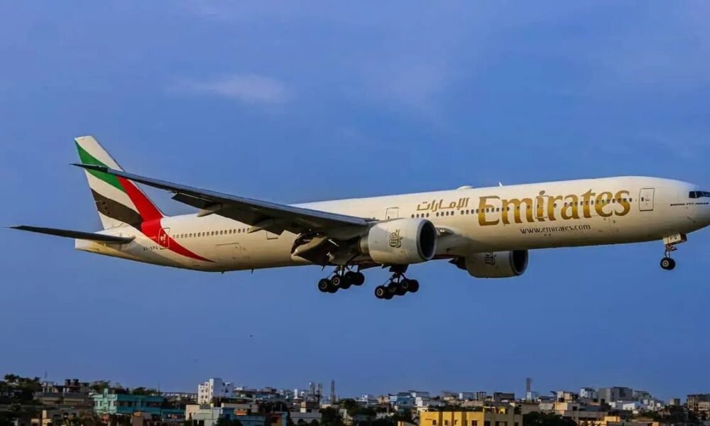Emirates फ्लाइट में फोन-लैपटॉप चार्जिंग पर बैन, 1 अक्टूबर 2025 से नया नियम लागू