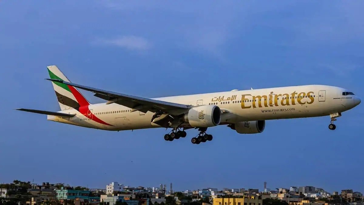 Emirates फ्लाइट में फोन-लैपटॉप चार्जिंग पर बैन, 1 अक्टूबर 2025 से नया नियम लागू