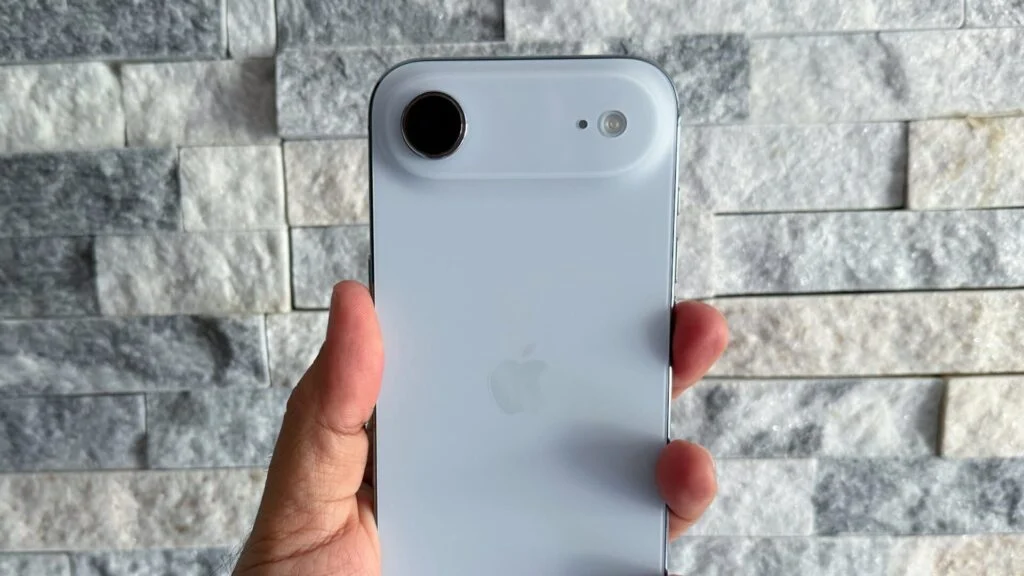 iPhone Air Review इतनी पतली कि यकीन करना मुश्किल Apple का अब तक का सबसे “Thincredible” iPhone 30 iPhone Air Review Apple का सबसे पतला और हल्का iPhone डिज़ाइन जो है ‘Thincredible’