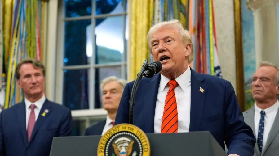 डोनाल्ड ट्रम्प ने दावा किया कि उन्होंने भारत और पाकिस्तान के बीच युद्धविराम कराया, जबकि नई दिल्ली ने इस दावे को सख्ती से खारिज किया।v