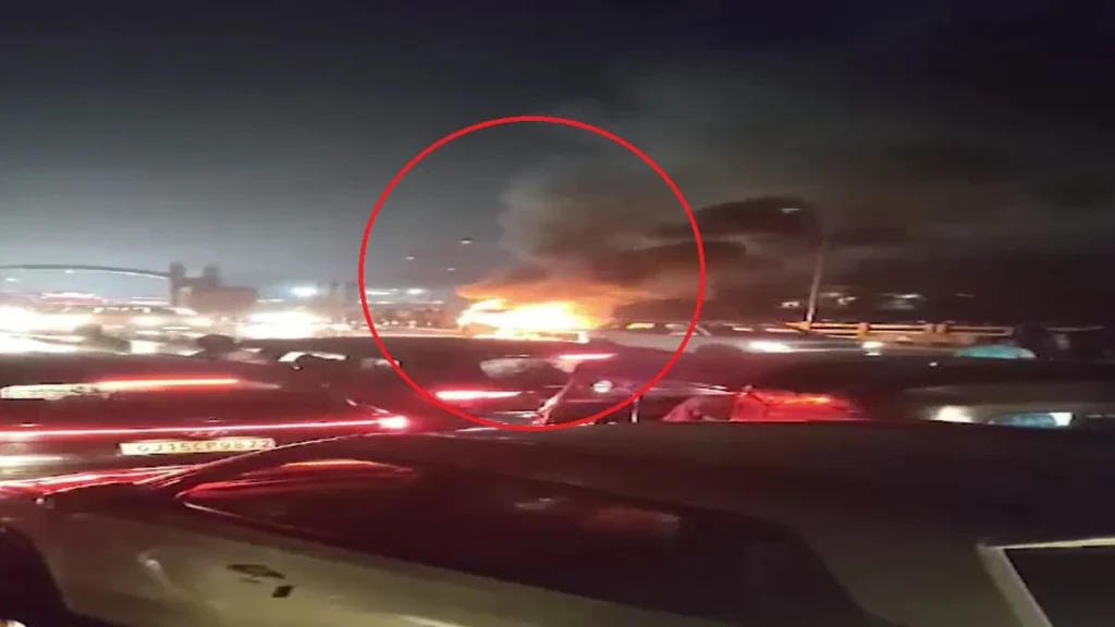 जैसलमेर में लगी भीषण आग: लग्जरी टेंट रिज़ॉर्ट में धधकी लपटें, 5 टेंट जलकर राख — प्रशासन पर लापरवाही के आरोप 30 जैसलमेर के लग्जरी टेंट रिज़ॉर्ट में आग की लपटों से जलते टेंट — स्थानीयों ने प्रशासन पर लापरवाही का आरोप लगाया।