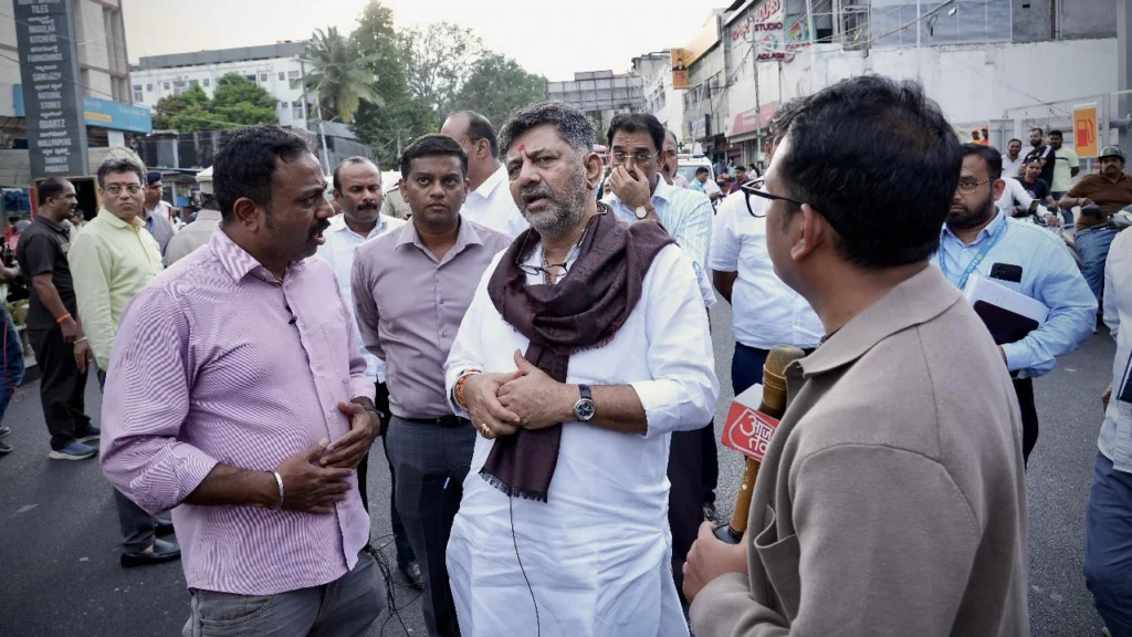 “लंदन में भी लोग तीन घंटे सफर करते हैं” – डीके शिवकुमार ने बेंगलुरु ट्रैफिक पर दिया बयान, बोले ‘शहर को संभालना आसान नहीं’ 29 डी.के. शिवकुमार बोले – “लंदन में भी लोग तीन घंटे सफर करते हैं, बेंगलुरु ट्रैफिक पर ज्यादा शोर सिर्फ मीडिया की वजह से”