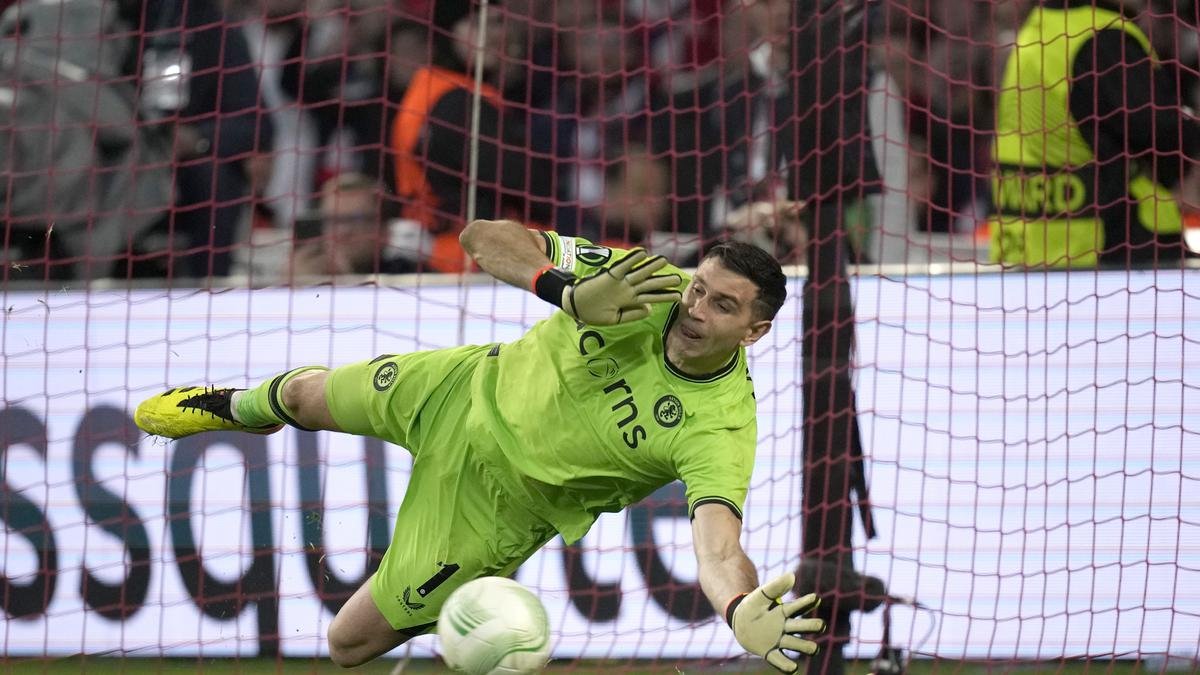 तीन मिनट में तीन पेनल्टी बचाकर बर्के ओजर बने हीरो, रोम को 1-0 से हराया