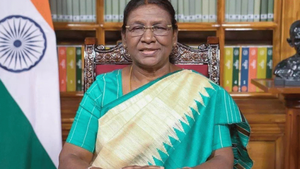 केरल पुलिस ने किया शानदार ट्रोल! राष्ट्रपति मुर्मू की सुरक्षा तोड़कर भागे बाइकर, वीडियो में दिखाया अंजाम 29 राष्ट्रपति मुर्मू की सुरक्षा तोड़ने वाले बाइकरों को केरल पुलिस ने सिखाया सबक – वायरल हुआ मेम-स्टाइल वीडियो