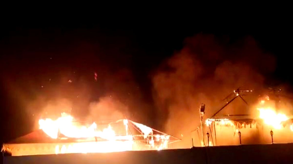 जैसलमेर के लग्जरी टेंट रिज़ॉर्ट में आग की लपटों से जलते टेंट — स्थानीयों ने प्रशासन पर लापरवाही का आरोप लगाया।
