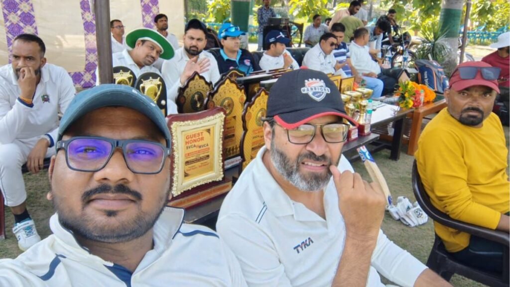 मुरादाबाद में दर्दनाक हादसा – आखिरी गेंद फेंकते ही गिर पड़े गेंदबाज अहमर खान, मैदान पर हुई मौत 30 Moradabad bowler Ahmar Khan collapses after final delivery, dies on field during cricket match