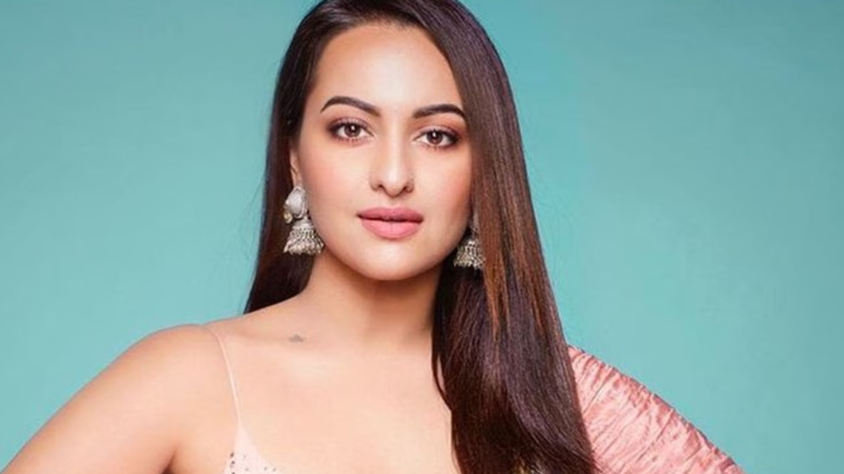सोनाक्षी सिन्हा का ‘गोल्डन स्पून’ वाला मज़ेदार तंज – नेपोटिज़्म पर बोलीं, “आप अपना देख लो” 28 सोनाक्षी सिन्हा ने नेपोटिज़्म पर कसा मज़ेदार तंज – मुंह में गोल्डन स्पून लेकर बोलीं, “आप अपना देख लो”