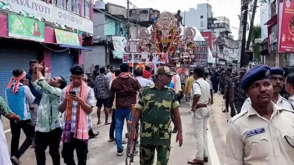 कटक में 36 घंटे का कर्फ्यू और इंटरनेट बंद हिंसा के बाद सड़कों पर सन्नाटा और भारी पुलिस तैनाती