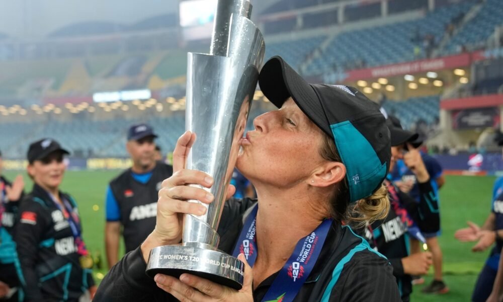 विदाई लम्हा: सोफी डिवाइन को टीममेट्स का आलिंगन—उधर एमी जोन्स की 86* ने इंग्लैंड को 29.2 ओवर में जीत दिलाई