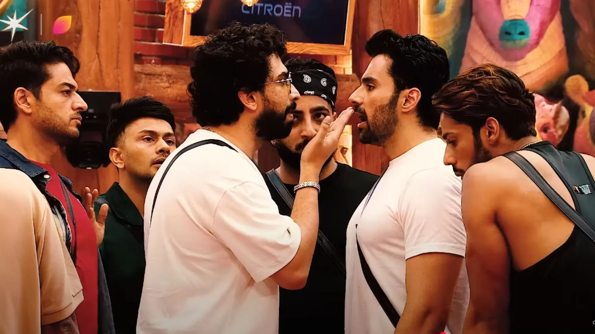 Bigg Boss 19 में Amaal Mallik और Abhishek Bajaj की हाथापाई Ashnoor Kaur पर टिप्पणी से मचा बवाल