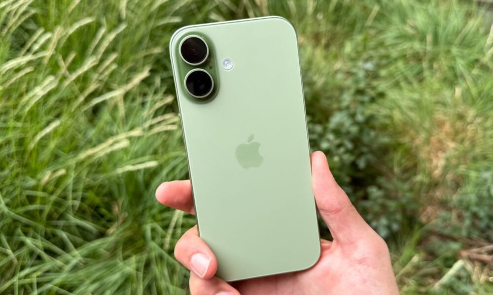 iPhone 17 Review: अब Pro की नहीं ज़रूरत — यही है साल 2025 का सबसे समझदार iPhone