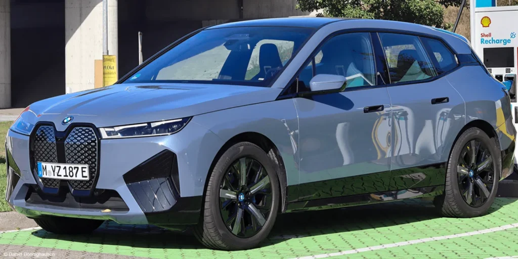 BMW iX 2025 इलेक्ट्रिक SUV लॉन्च — 857 किमी रेंज और 750bhp पावर के साथ लक्जरी EV में क्रांति