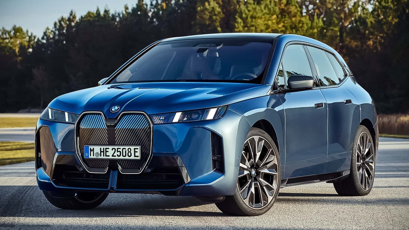BMW iX 2025 भारत में 14 नवंबर को लॉन्च — 402 bhp का पावर और लग्ज़री EV की नई परिभाषा 28 BMW iX 2025 – भारत की नई लग्ज़री इलेक्ट्रिक SUV, जो 14 नवंबर को दस्तक देने वाली है