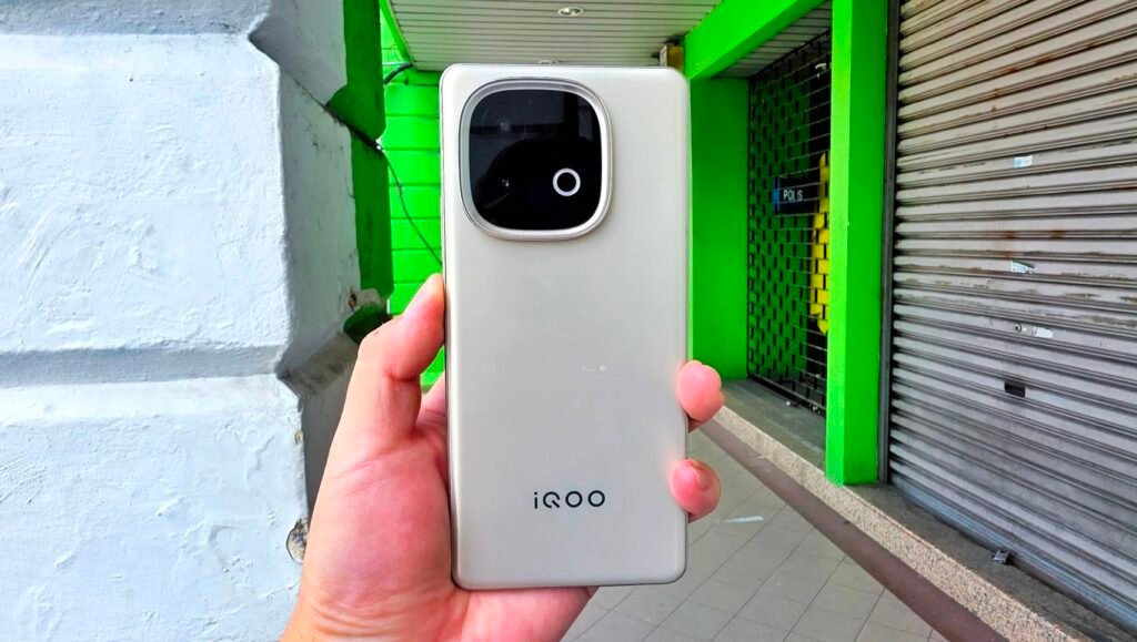 iQOO Neo 10 रिव्यू 7000mAh बैटरी और दमदार परफॉर्मेंस से गेमर्स के लिए खास 29 iQOO Neo 10 – गेमर्स के लिए दमदार परफॉर्मेंस और 7000mAh बैटरी वाला नया स्मार्टफोन