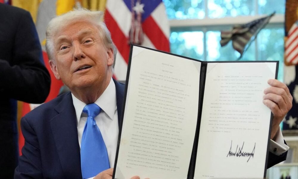 “Donald Trump प्रशासन फिर लाएगा H-1B वीज़ा पर सख्ती — भारतीय पेशेवरों में चिंता बढ़ी”