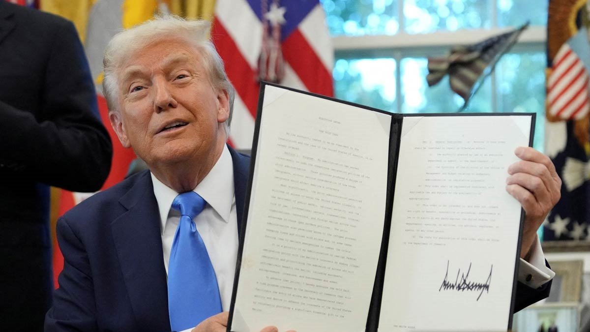 Donald Trump फिर कड़े करेंगे H-1B वीज़ा नियम — भारतीय प्रोफेशनल्स पर बड़ा असर 28 “Donald Trump प्रशासन फिर लाएगा H-1B वीज़ा पर सख्ती — भारतीय पेशेवरों में चिंता बढ़ी”