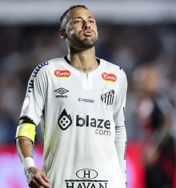 Neymar celebrates Santos victory over Corinthians at Vila Belmiro | Dainik Diary