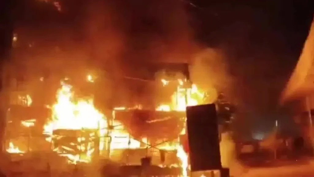 मुरादाबाद के परी रेस्टोरेंट में भीषण आग, पांच सिलेंडर धमाके से तबाह हुई बिल्डिंग — एक महिला की मौत, दस घायल