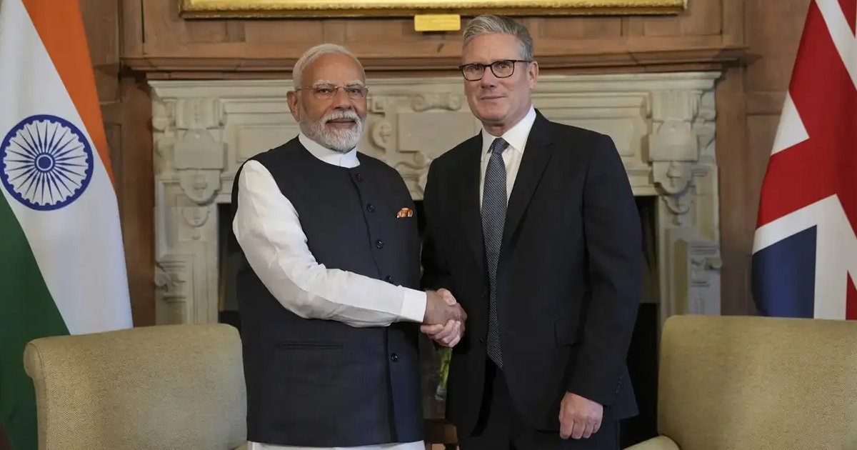 मुंबई में दिखी भारत-यूके की संगीत साझेदारी, पीएम मोदी और ब्रिटिश पीएम स्टार्मर ने सुना अरिजीत सिंह और एड शीरन का ‘Sapphire’ 28 मुंबई में पीएम मोदी और कियेर स्टार्मर ने सुना अरिजीत सिंह और एड शीरन का ‘Sapphire’, बोले – यह भारत-यूके साझेदारी का प्रतीक है