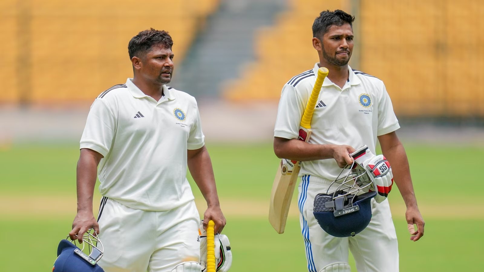 रणजी ट्रॉफी में BCCI की बड़ी गलती – सरफराज और मुशीर खान के नाम में उलझा पूरा स्कोरकार्ड 28 BCCI Mixes Up Sarfaraz and Musheer Khan Names in Ranji Trophy 2025, Fans React | Dainik Diary