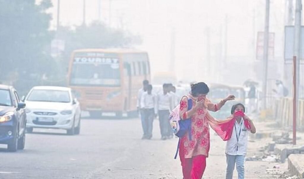 दीवाली से पहले राजधानी की हवा बोझिल — दिल्ली का AQI ‘Poor’ श्रेणी में पहुँचा 29 दिल्ली की हवा ‘Poor’ श्रेणी में पहुंची — दीवाली से पहले प्रदूषण की चेतावनी