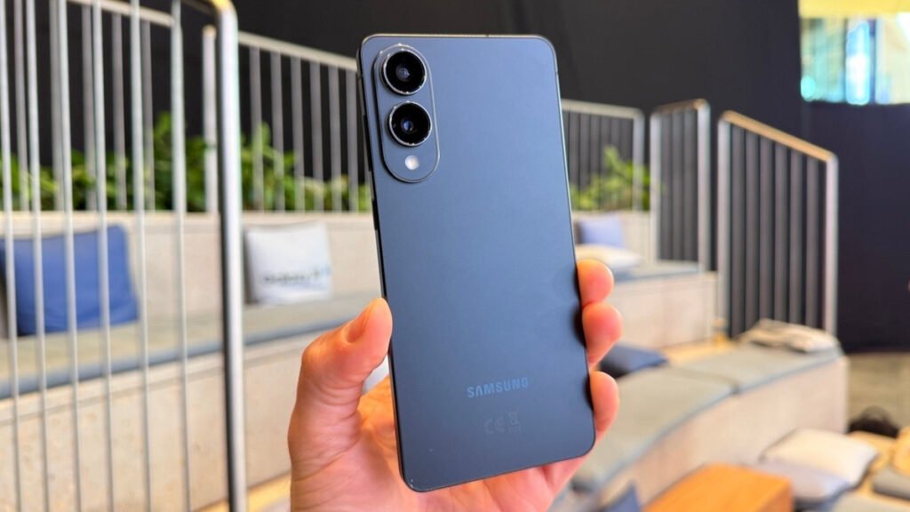 सैमसंग Galaxy S26+ लॉन्च फिर से तय स्पेसिफिकेशंस और फीचर्स