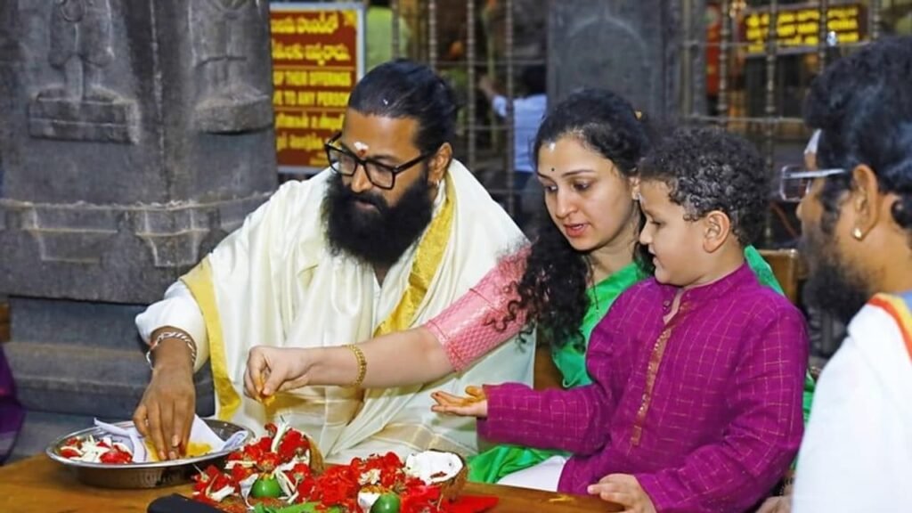 ‘कांतारा चैप्टर 1’ ने कमाए ₹500 करोड़, अभिनेता-निर्देशक ऋषभ शेट्टी पहुंचे सिद्धिविनायक मंदिर दर्शन करने 29 ‘कांतारा चैप्टर 1’ ने पार किया ₹500 करोड़ का आंकड़ा, ऋषभ शेट्टी पहुंचे सिद्धिविनायक मंदिर आशीर्वाद लेने