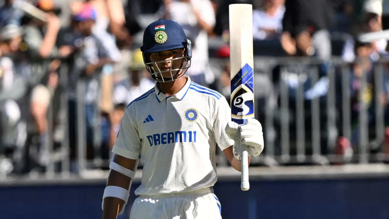 यशस्वी जायसवाल का डबल धमाका दिल्ली टेस्ट में 23 की उम्र में रचा इतिहास, बने सचिन और विराट के बाद सबसे युवा शतकवीर