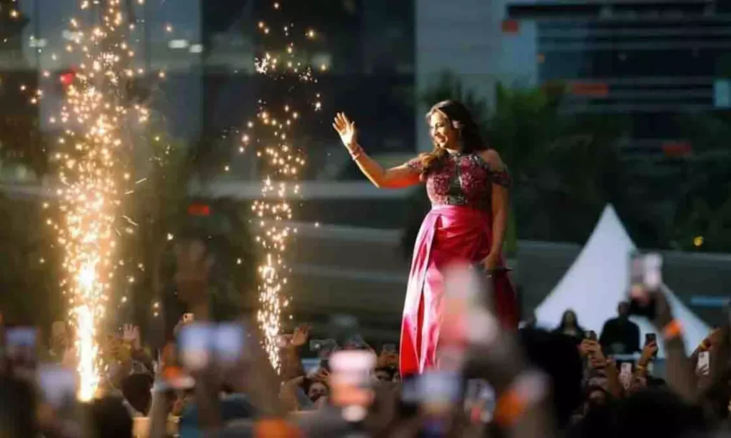 ओडिशा के बाली यात्रा महोत्सव में श्रोताओं की भीड़ बेकाबू, श्रेया घोषाल के कॉन्सर्ट में अफरा-तफरी, एक घायल 30 बाली यात्रा में श्रेया घोषाल के लाइव शो के दौरान भीड़ बेकाबू, पुलिस ने हालात संभाले।