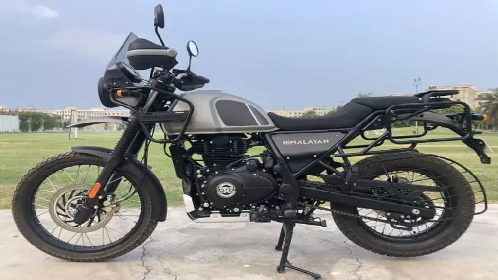 BSA Thunderbolt और Royal Enfield Himalayan 450 – दो नई पीढ़ियों की एडवेंचर बाइक्स, एक रोमांचक मुकाबले में आमने-सामने।