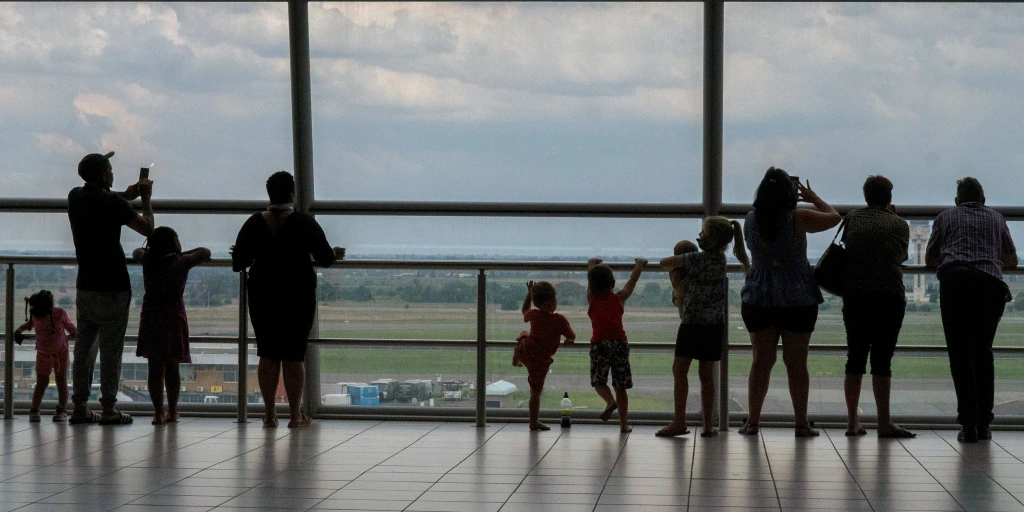 दक्षिण अफ्रीका में रहस्यमयी फ्लाइट का हड़कंप: गाज़ा से आए 150 से ज़्यादा फ़िलिस्तीनियों ने उठाए कई सवाल 29 251114 Tambo International Airport ew 936p a3b3e4