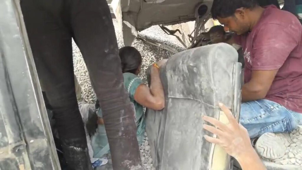 रांगा रेड्डी में बस और ट्रक की टक्कर के बाद मलबे में फंसे यात्रियों को निकालते राहतकर्मी