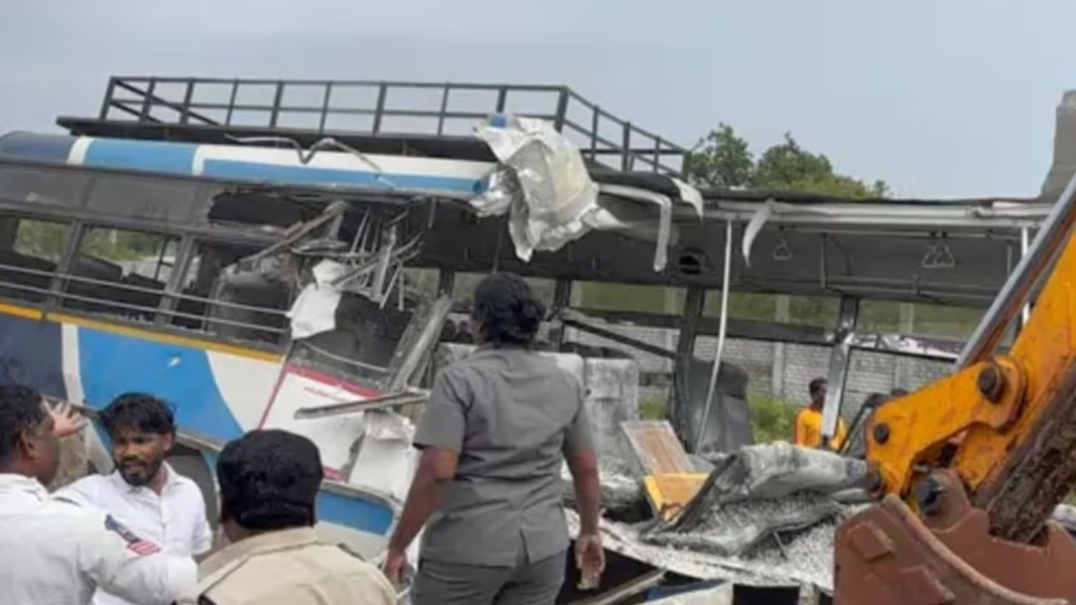 रांगा रेड्डी में बस और ट्रक की टक्कर के बाद मलबे में फंसे यात्रियों को निकालते राहतकर्मी